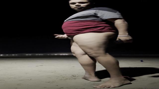 Garoto se masturbando na praia ao ar livre 