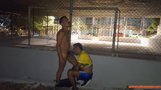 depois da pelada jogador e treinador é flagrado fude...