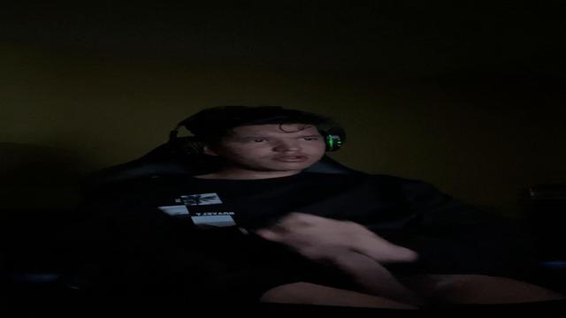 Enche a boquinha com a rola do seu novinho gamer