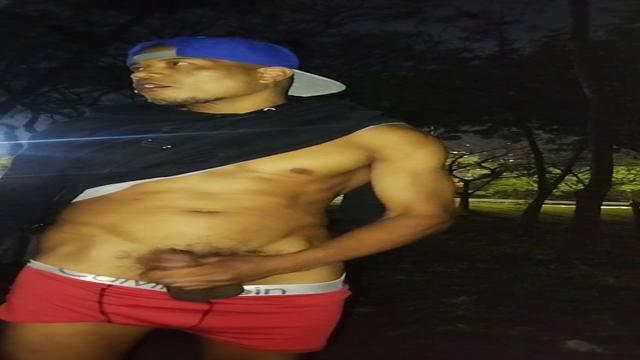 Punheta cm gozada na praça ?