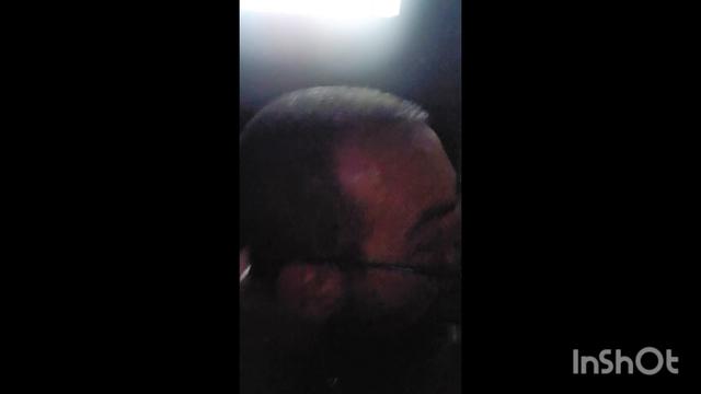 Mamando o pauzudo pelo buraco na cabine.