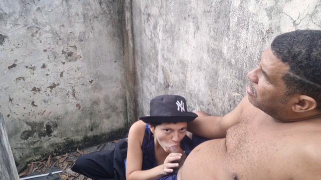 Botei a sapatão para paga um boquete na escada 