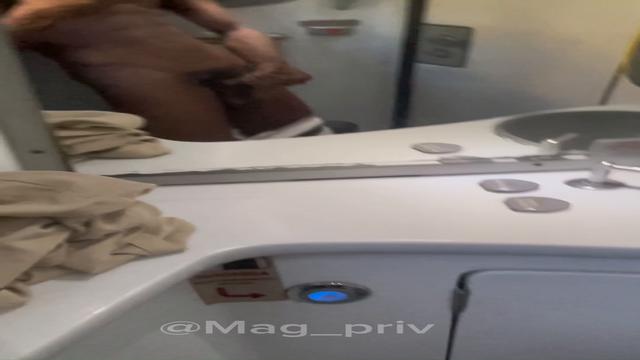 Toquei uma punheta até gozar no banheiro do ônibus d...