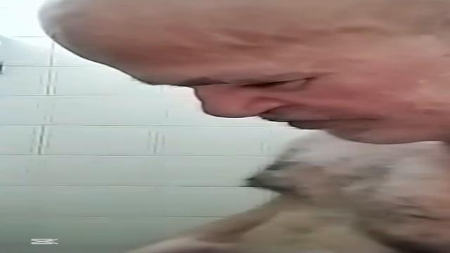 Aposentado inédito tomando banho depois da gozada .....