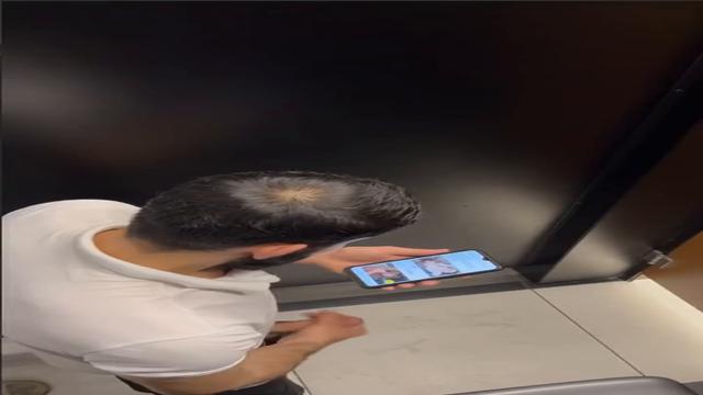 Barbudinho batendo uma no banheiro do shopping 