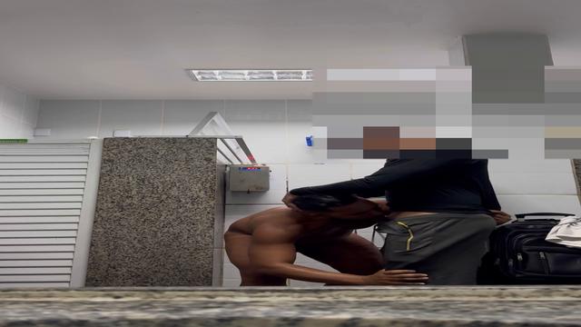 Jogador no banheiro da rodoviária 