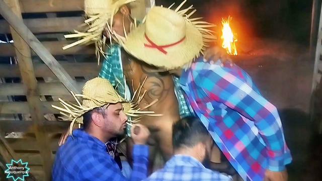Suruba dos caipira pauzudo com tezão fudendo na fest...