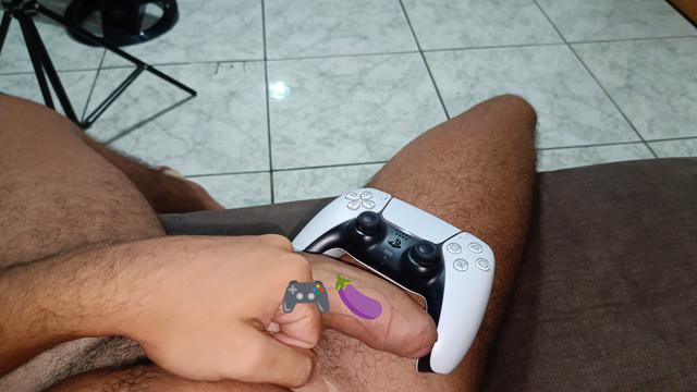Brinca com a minha pica enquanto eu jogo 