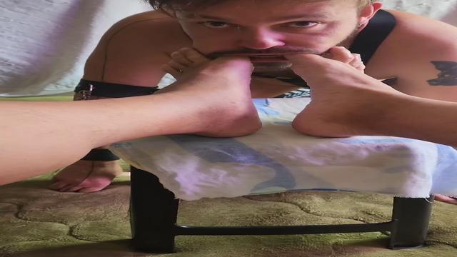 Puta lambendo pezão do macho 