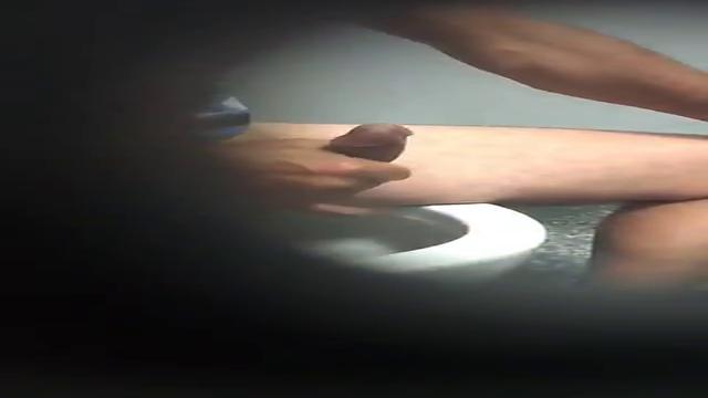Dotado batendo uma no banheiro 