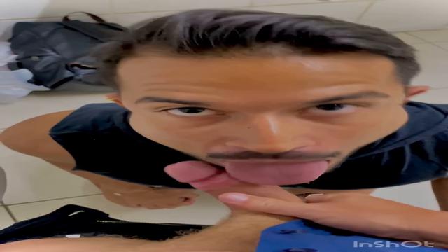 Mamando o loiro barbudo no banheiro ?