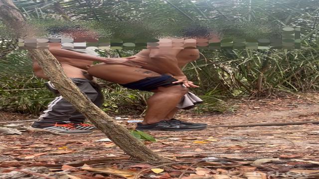 liberando o cuzinho no mato 3