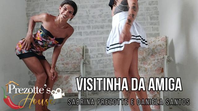 Venham ver, Sabrina Prezotte a travesti do pau grande visita sua amiga Daniela Santos e faz uma putaria com ela.