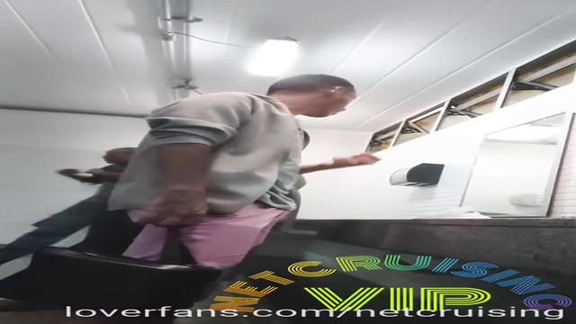 Os machos fazem fila pra mamar o roludo dentro do  b...