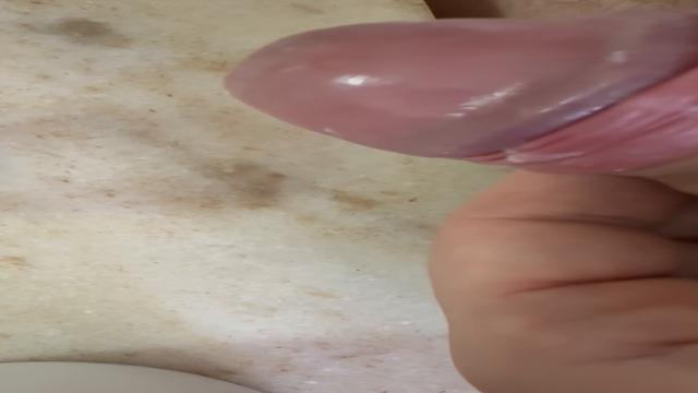 Sub escovando os dentes 