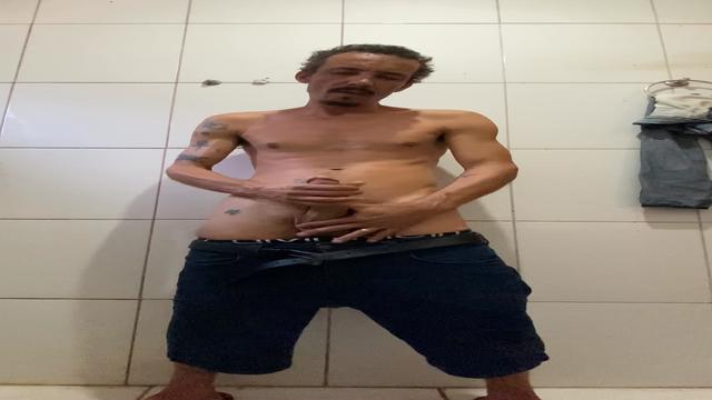 Delícia de punheta e os filhos gritando na porta do banheiro 