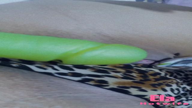 Brincando on-line, plug no cuzinho enquanto estava b...