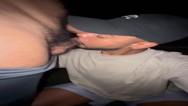 Mamando gostoso na orla da praia 