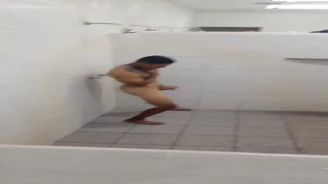 Flagra banho no posto