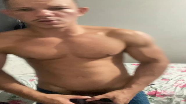 A Bucetinha já está esfolada de tanto eu meter