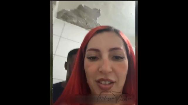Aceitei o desafio em live de chupar e dar o cu em um banheiro público até alguém querer usar o banheiro.