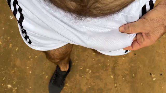 Vídeo 3 de 6 caminhando no bosque, exibindo o pau no...