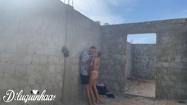 Brincadeira na praia com Evy Girl acaba em sexo gost...