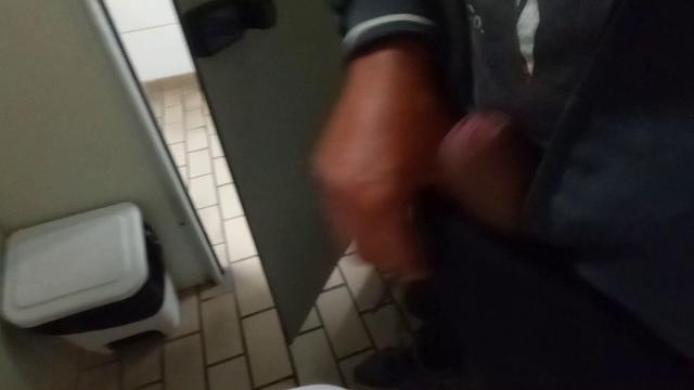 NO BANHEIRO DO SUPERMERCADO DA MARGINAL