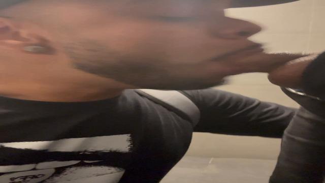 Mamando no banheiro do mac