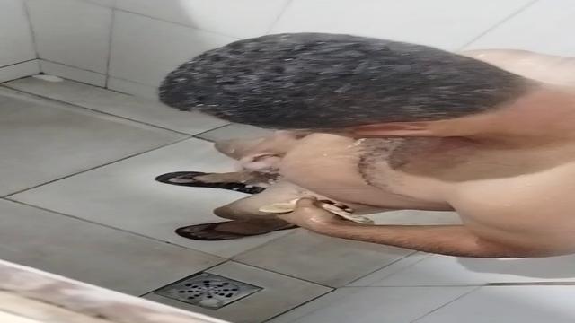 Caminhoneiro maduro no banho 