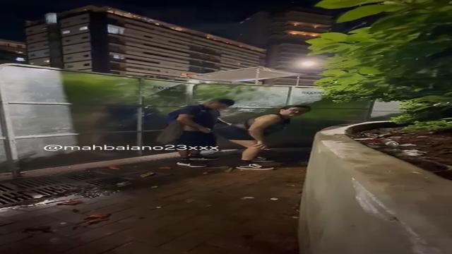 Movimento de pessoas passando na estação república e...