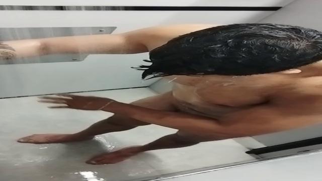Personal roludo no banho na academia