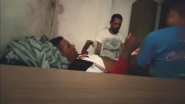 Hétero foi pra casa de dois viados e foi mamado bem ...