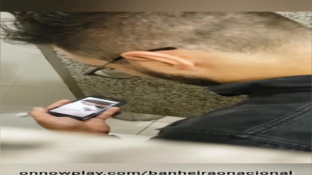 Se aliviando no banheirão 