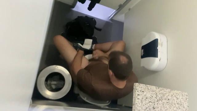 Batendo uma no banheiro 