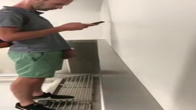 Flagras de machos Mijando em banheiro Pubiico