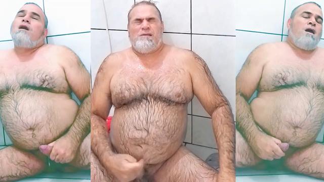 PUNHETA E GOZADA NO BANHO!