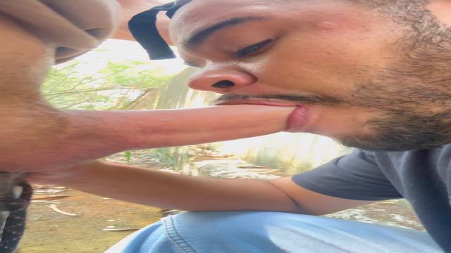 Casado sendo mamado na trilha 