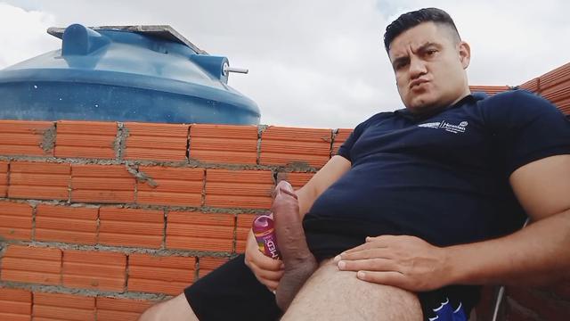 Putão fodendo a pica na laje