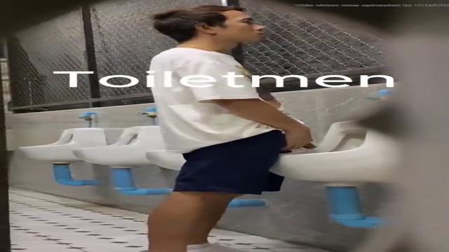 Flagra de machos Mijando em banheiro Pubiico