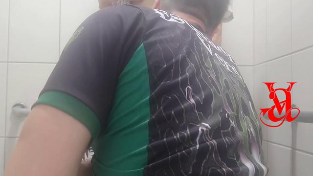 Vídeo 299 - Liberando a cuceta pro novinho no WC