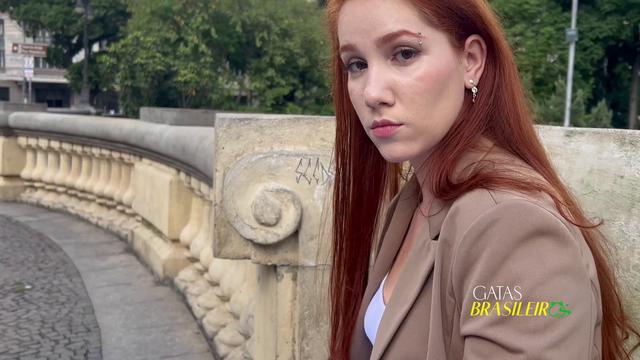 Ruiva rica e metida da buceta rosa não resistiu ao p...
