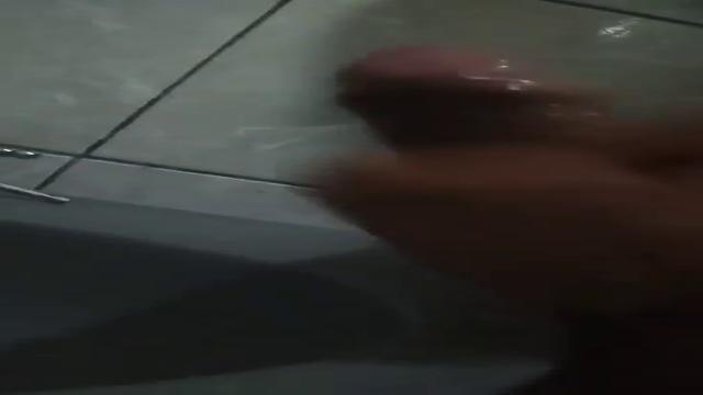 Mais uma gozada do pedreiro dessa vez no banheiro mais um leitinho inédito 