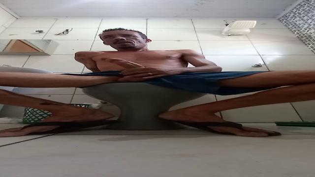 Prévia: Gozando gostoso escondido da família 