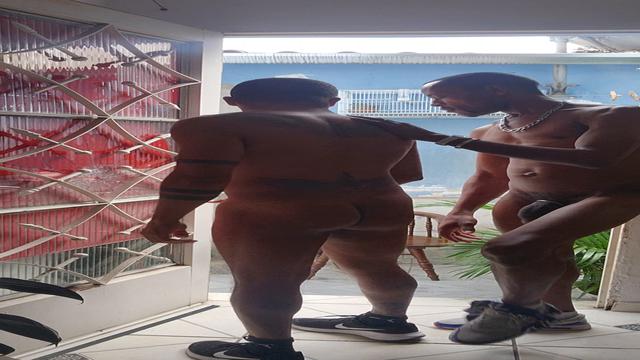 Mais um dotado me comendo na porta ? aberta 