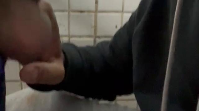 Mamando  no banheiro no terminal de ônibus 