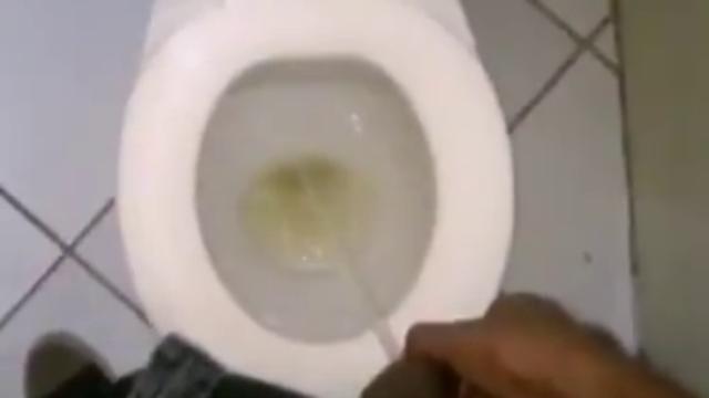 Mijando no banheiro público mas poderia ser em você.