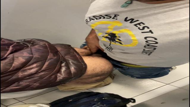 BANHEIRÃO -FODENDO GORDINHO NO WC