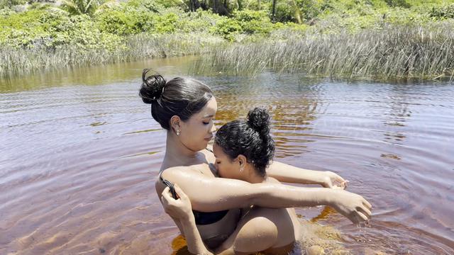 DUAS NOVINHAS SAFADAS SE CHUPANDO NO RIO DA PRAIA NA...