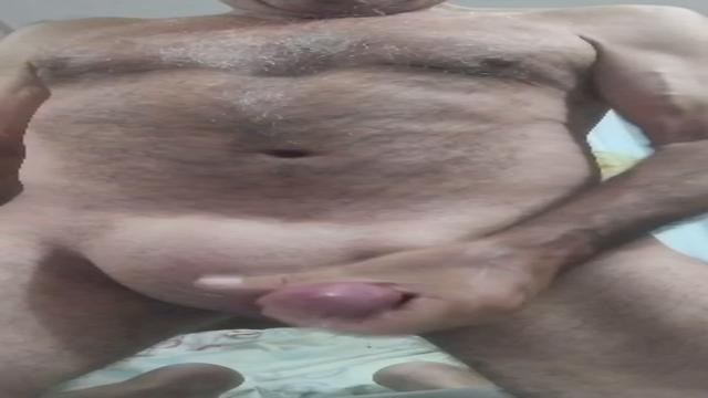 14 minutos inéditos com esse aposentado .. ele é muito safado sacão todo peludo sempre bota alguma coisa no cuzinho sempre de cueca também .. se acá bem com esse maduro lindo exclusivo 